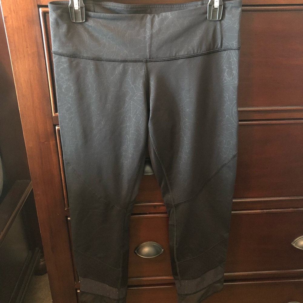 Super cute and soft lulu 7/8 length pants.